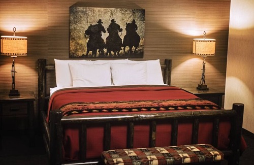 Independence Hotel | Pet-Friendly Kansas City Lodge with Whiskey and Wine Bar