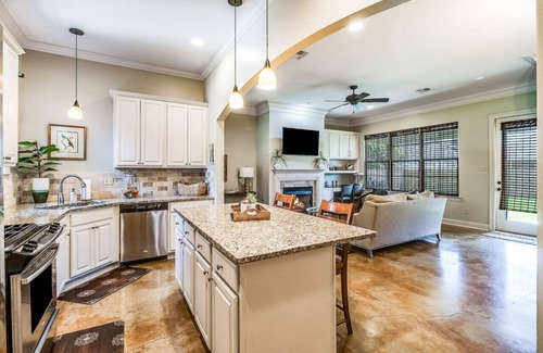 Lafayette House | Pet-Friendly Retreat with Jacuzzi and King Bed - 10/10 Rating