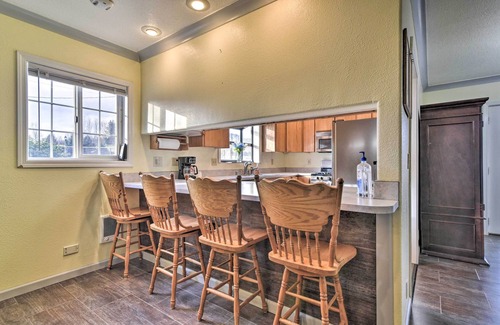 La Center House | Pet-Friendly Retreat in La Center: Close to Casinos & Amenities