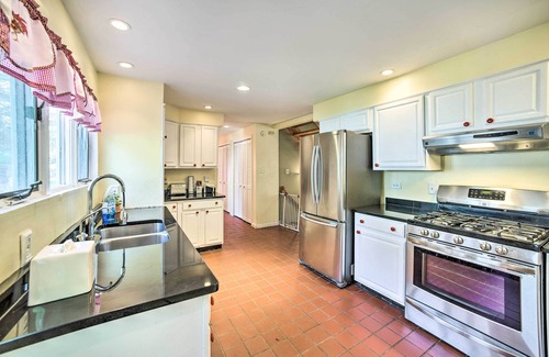 Latham House | Inviting Pet-Friendly Retreat Just 7 Miles from Albany!