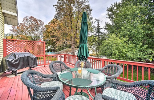 Latham Cottage | Pet-Friendly Retreat in Latham ~ Close to Albany Attractions
