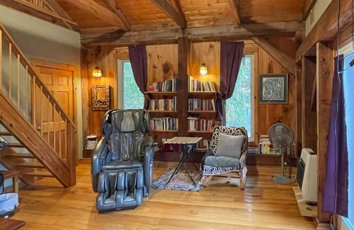 Marshall Apartment | Pet-Friendly Leicester Mountain View Retreat for Families