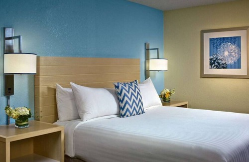 Houston House | Pet-Friendly Lodging! FREE Breakfast and Parking Near Johnson Space Center!