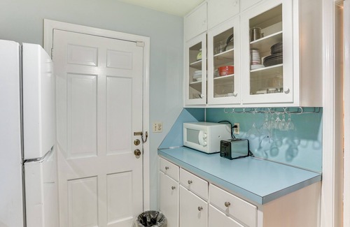 Buechel Cottage | Pet-Friendly Retreat in Louisville – Just 15 Miles to Fun