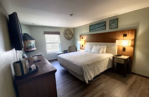 Mount Charleston Hotel | Pet-Friendly Mountain Escape w/Free Parking, Game Lounge & Seasonal Fun