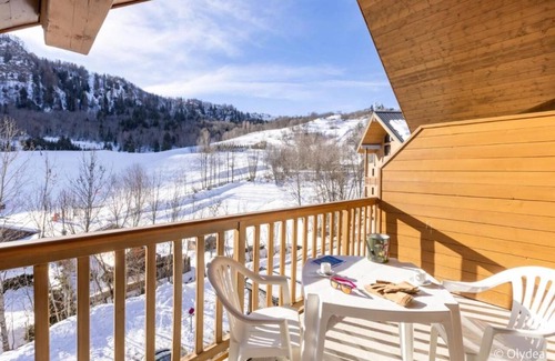 Les Bottieres House | Pet-Friendly Mountain Retreat with Pool & Sauna Access