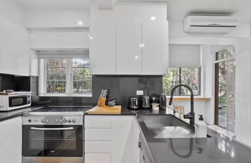 Bellevue Hill Apartment | Pet-Friendly Modern Apartment in Rose Bay by the Water
