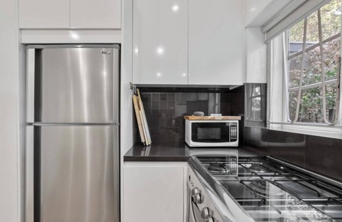 Bellevue Hill Apartment | Pet-Friendly Modern Apartment in Rose Bay by the Water