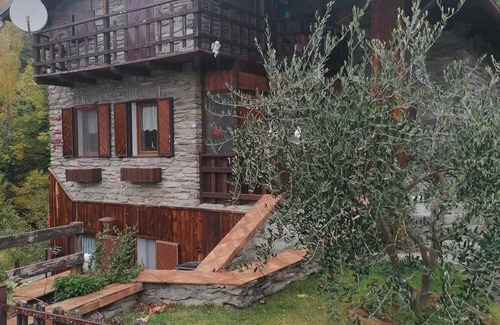 Mompantero Ski Chalet | Inviting Pet-Friendly Mountain Chalet with a Pool & Spa