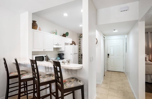 Marco Island Condo | Pet-Friendly Condo with Laundry, WiFi & Beach Gear
