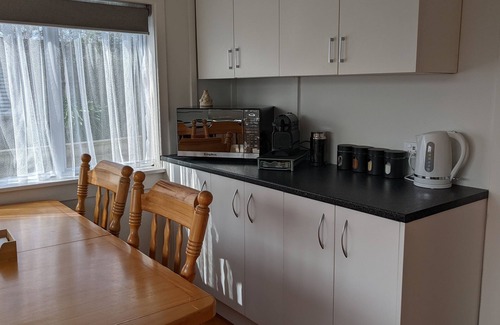 New Plymouth Cottage | Perfect Getaway for Pet Lovers with Top 10/10 Ratings