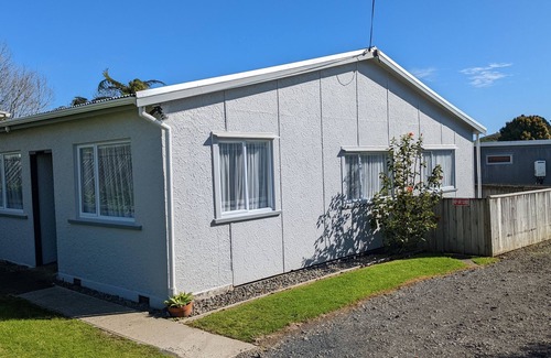 New Plymouth Cottage | Perfect Getaway for Pet Lovers with Top 10/10 Ratings