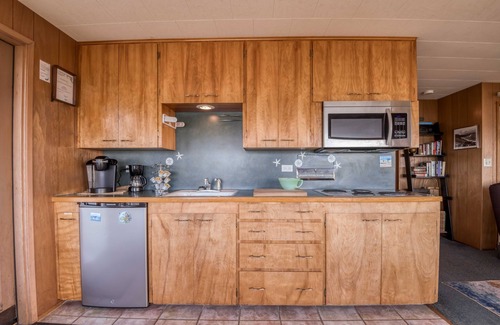 Depoe Bay House | Oceanfront Cottage in Depoe Bay with Hot Tub & Pet Friendly