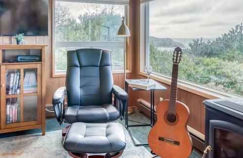Depoe Bay House | Oceanfront Cottage in Depoe Bay with Hot Tub & Pet Friendly