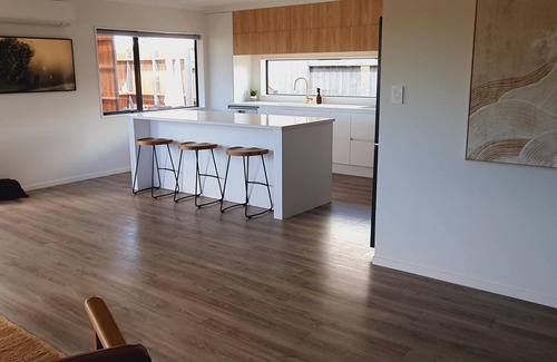 Papamoa Beach House | Pet-Friendly Papamoa Beach Home with Oceanfront Views