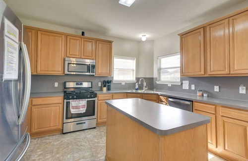 Pearland House | Ideal Pet-Friendly Home in Pearland with Yard Near Houston