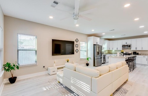 Ensley House | Pet-Friendly Pensacola Home Central Location