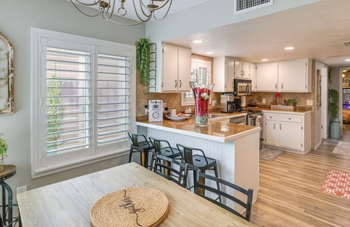 Roadrunner Estates Cottage | Pet-Friendly Phoenix Oasis with Scenic Ocean Views