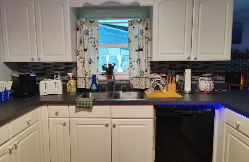 Dade City House | Pet-Friendly Poolside Escape
