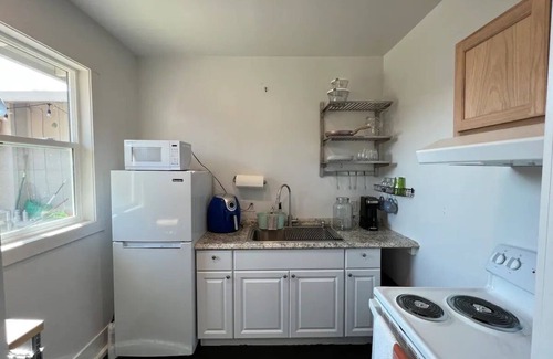 Redding Apartment | Pet-Friendly Studio with Fireplace and Parking - Rated 10/10