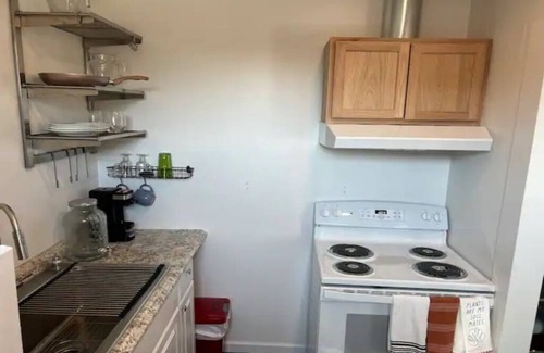 Redding Apartment | Pet-Friendly Studio with Fireplace and Parking - Rated 10/10