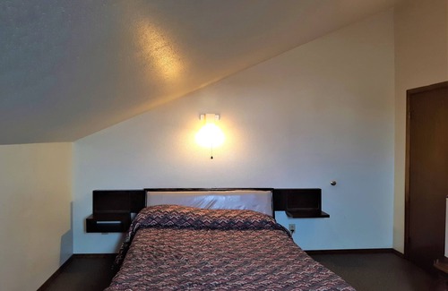 Cheyenne Wells House | Pet-Friendly Haven Near Smoky River Golf Course