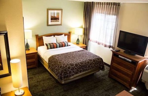 Las Colinas Hotel | Pet-Friendly Escape with Pool, Parking & Garden Access