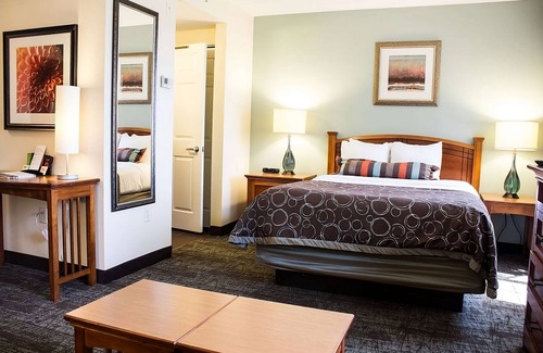 Las Colinas Hotel | Pet-Friendly Escape with Pool, Parking & Garden Access