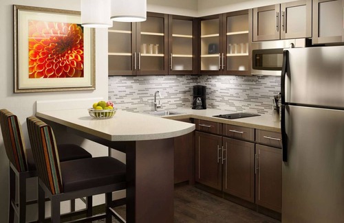 Las Colinas Resort | Pet-Friendly Escape with Pool & Parking near Parmenter Garden