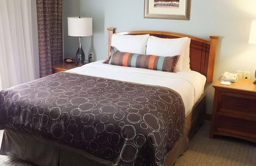 Las Colinas Resort | Pet-Friendly Escape with Pool & Parking near Parmenter Garden