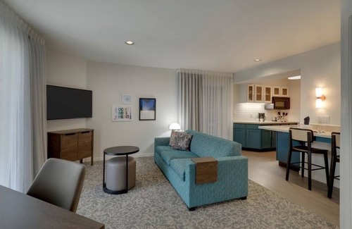 Sunnyvale Resort | Enjoy Golfing at Moffat Field with Pool & Pet-Friendly Perks