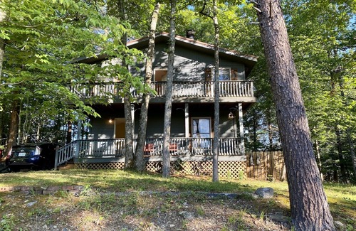 Townsend House | Pet-Friendly Retreat with Golf Course Views and Quiet Charm