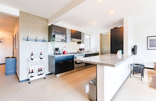 Roma Norte Condo | Ideal Group Retreat in Roma with Pet-Friendly Amenities