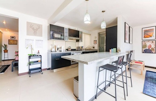 Roma Norte Condo | Ideal Group Retreat in Roma with Pet-Friendly Amenities