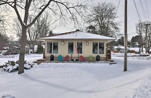 Wabasha Apartment | Pet-Friendly Getaway Steps from the Marina with Ocean Views