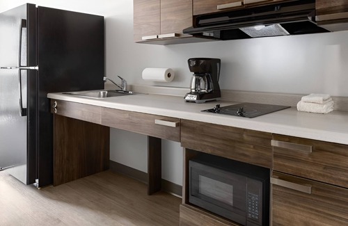Ashwaubenon Hotel | Pet-Friendly Room w/Kitchen + Blackout Curtains – Ideal for Restful Stays