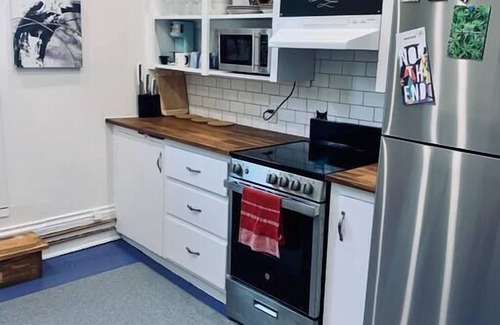 North End Apartment | Pet-Friendly Retreat with King Bed and Office Space