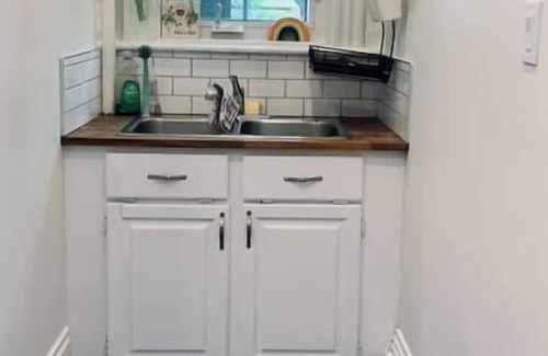 North End Apartment | Pet-Friendly Retreat with King Bed and Office Space