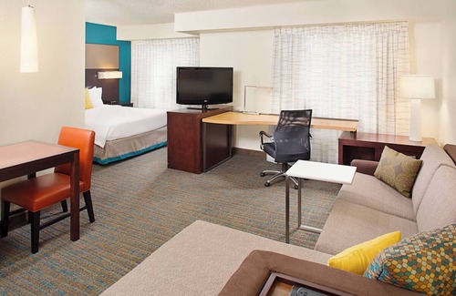 Livonia Hotel | Pet-Friendly Stay with Great Kitchen - Close to Malls & Downtown Northville