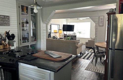 Luther Other | Pet Friendly Farmhouse with Fenced Yard – Rated 10/10!