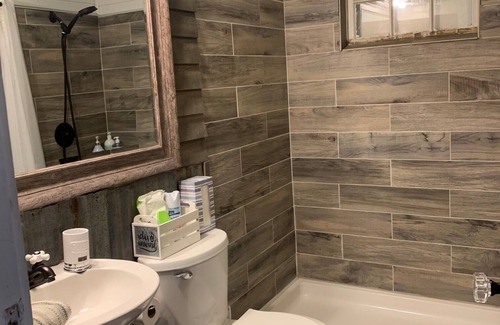 Luther Other | Pet Friendly Farmhouse with Fenced Yard – Rated 10/10!