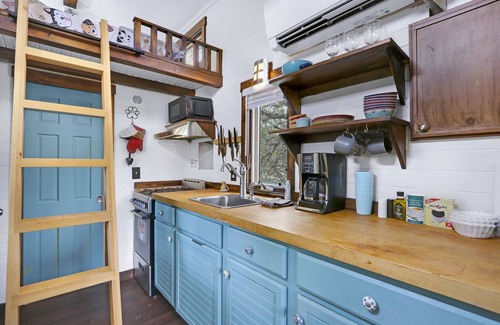 Dripping Springs House | Welcoming Pet-Friendly Tiny House in Dripping Springs