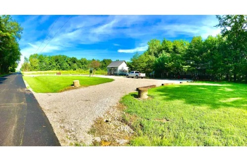 Westphalia Cabin | Pet-Friendly Teal Cabin at Goose Pond – Perfect for Families