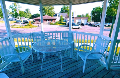 Cornell Apartment | Pet-Friendly Escape at The Stacker near Brunet Island Park