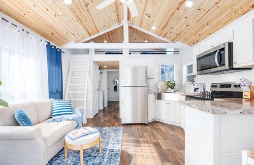 Guntersville Cottage | Pet-Friendly Heron Haus with Firepit Near Lake Guntersville