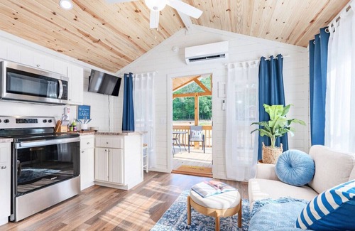Guntersville Cottage | Pet-Friendly Heron Haus with Firepit Near Lake Guntersville