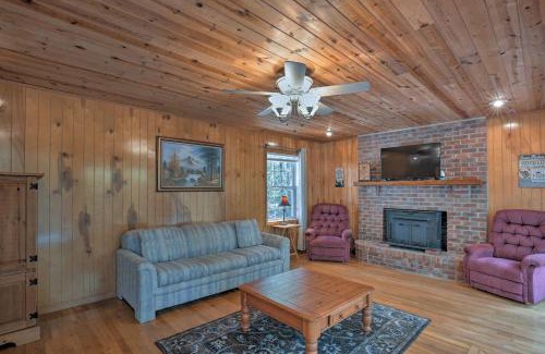 Toccoa House | Pet-Friendly Toccoa Home with Lake Access and Deck