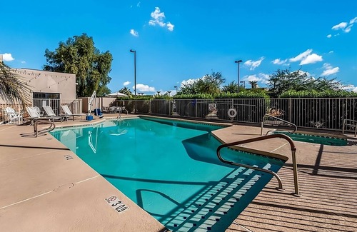 Palm Valley Hotel | Pet-Friendly Retreat with Pool, Breakfast & Free Wifi