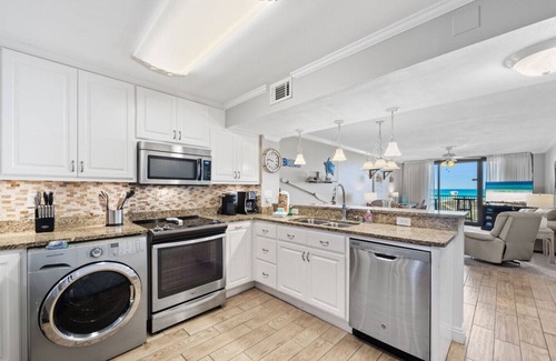 Thomas Drive Apartment | Pet Friendly-Beach Service-Covered Parking-A102