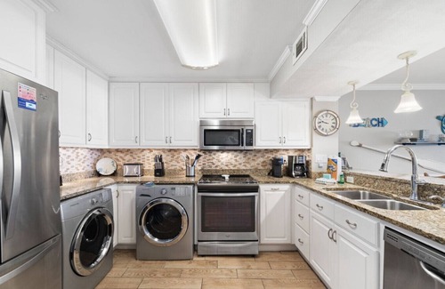 Thomas Drive Apartment | Pet Friendly-Beach Service-Covered Parking-A102